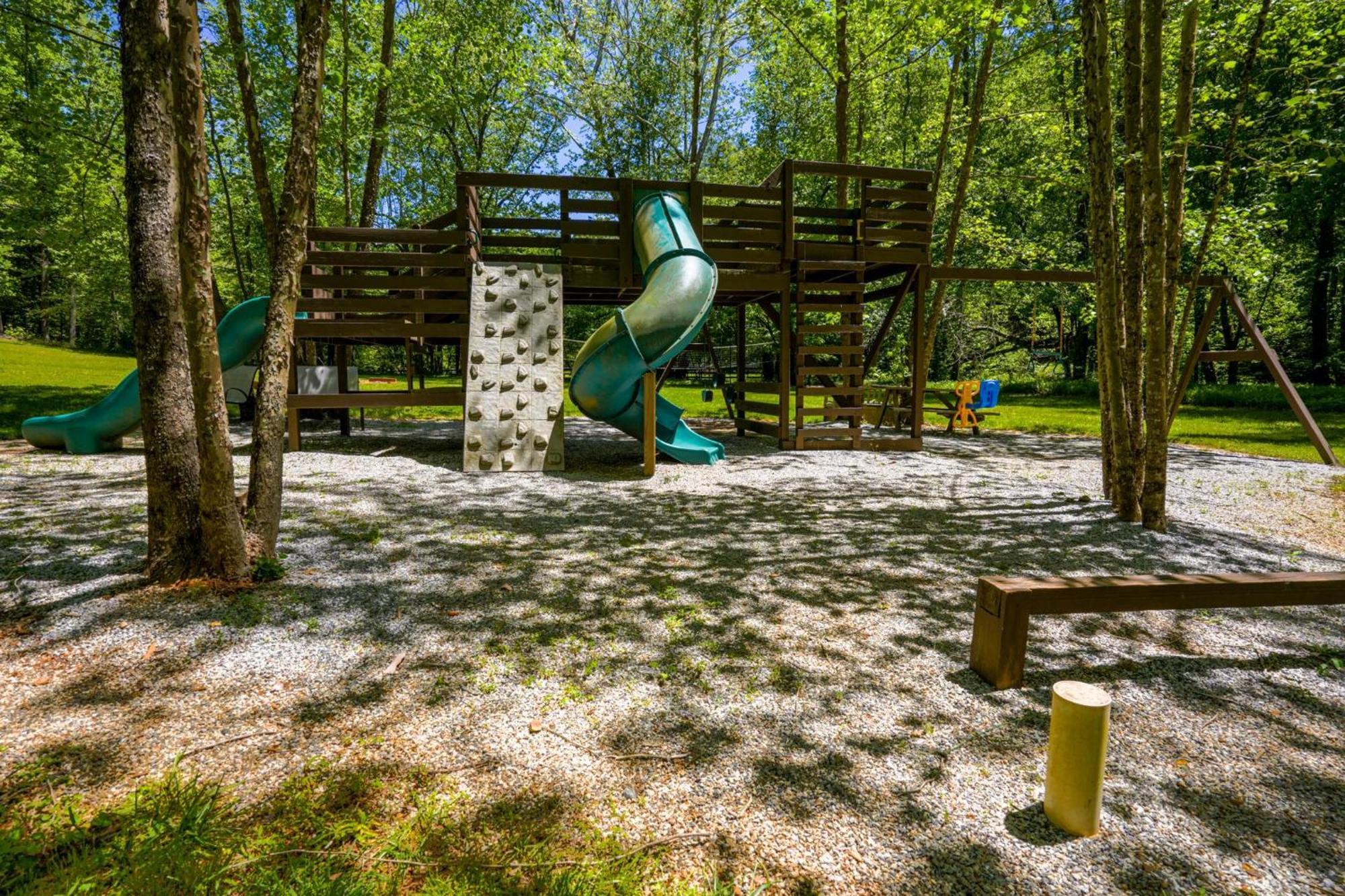 The Big Little Cabin - Hot Tub & Playground Dahlonega Ngoại thất bức ảnh