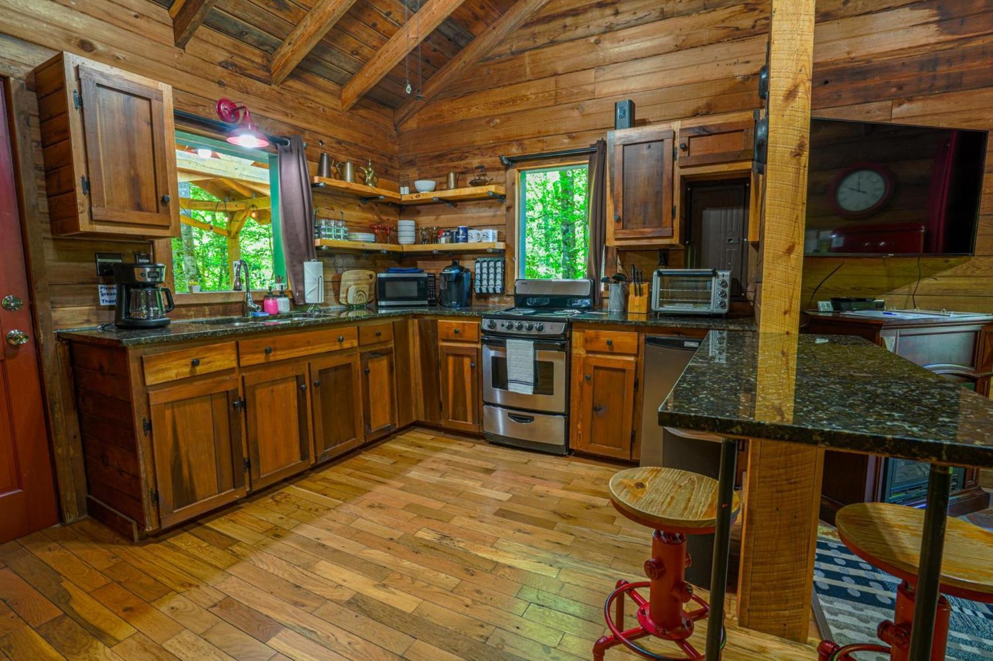 The Big Little Cabin - Hot Tub & Playground Dahlonega Ngoại thất bức ảnh