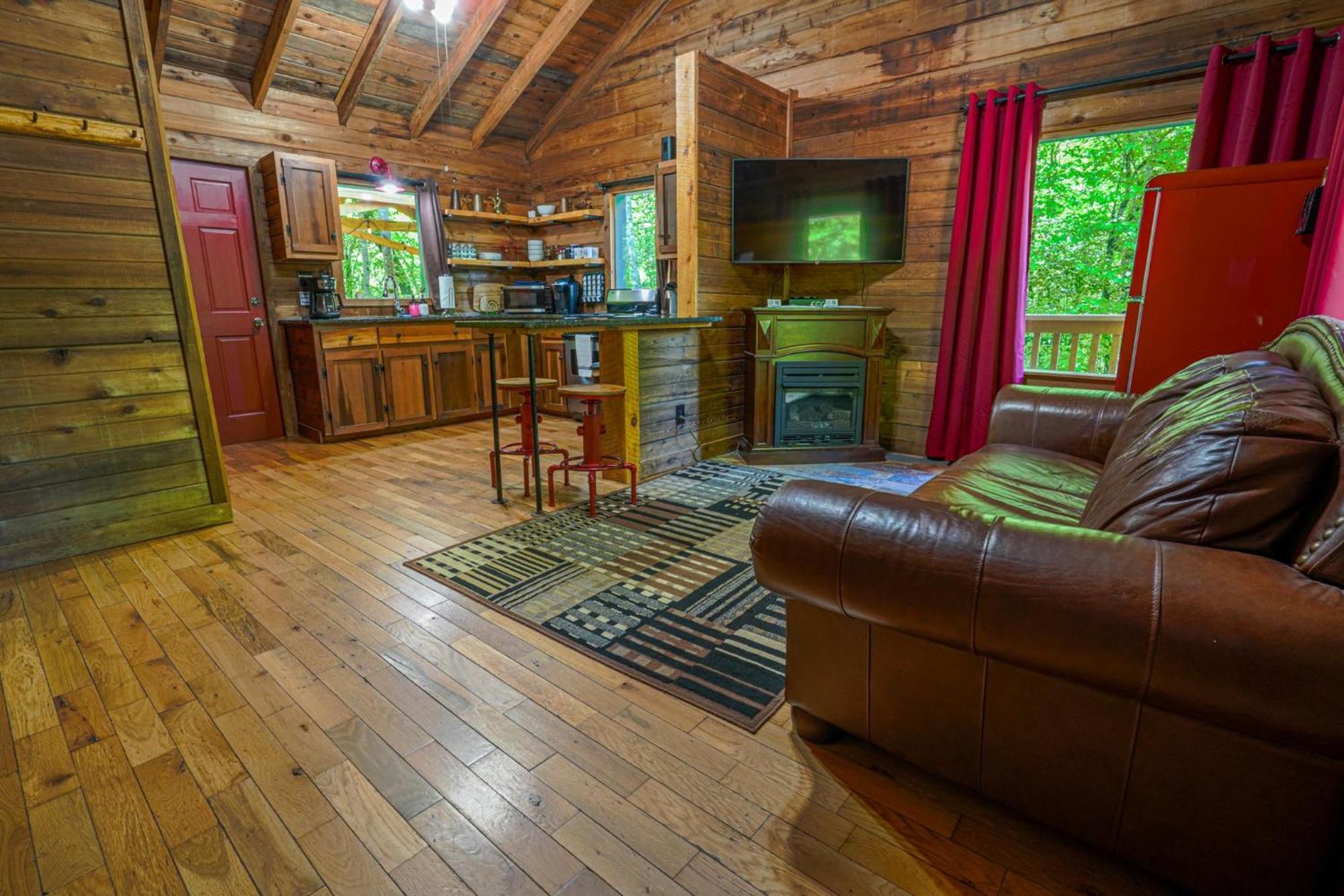 The Big Little Cabin - Hot Tub & Playground Dahlonega Ngoại thất bức ảnh